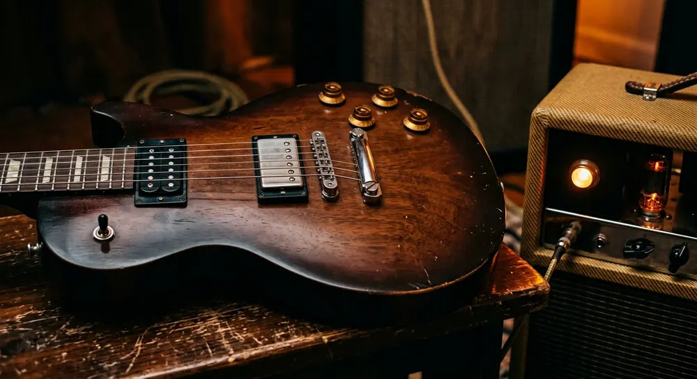 Elektrische gitaar met versterker, close-up van de pickups en snaren